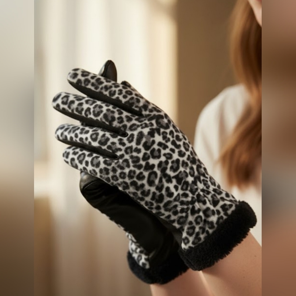 NEW! ISOTONER Stretch Fleece Gloves Microluxe Lining Smart Touch Tech OSFM